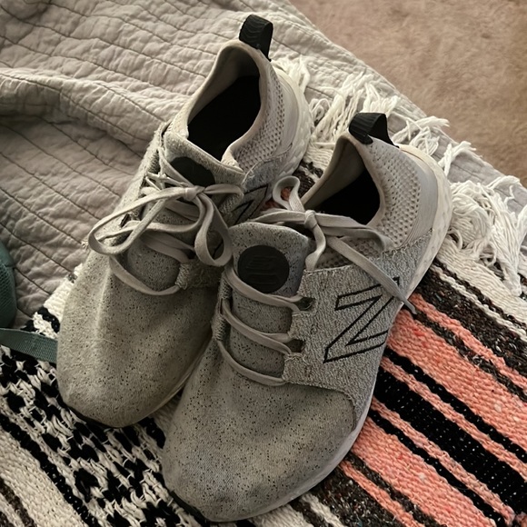New balance tennis shoes - Picture 2 of 4